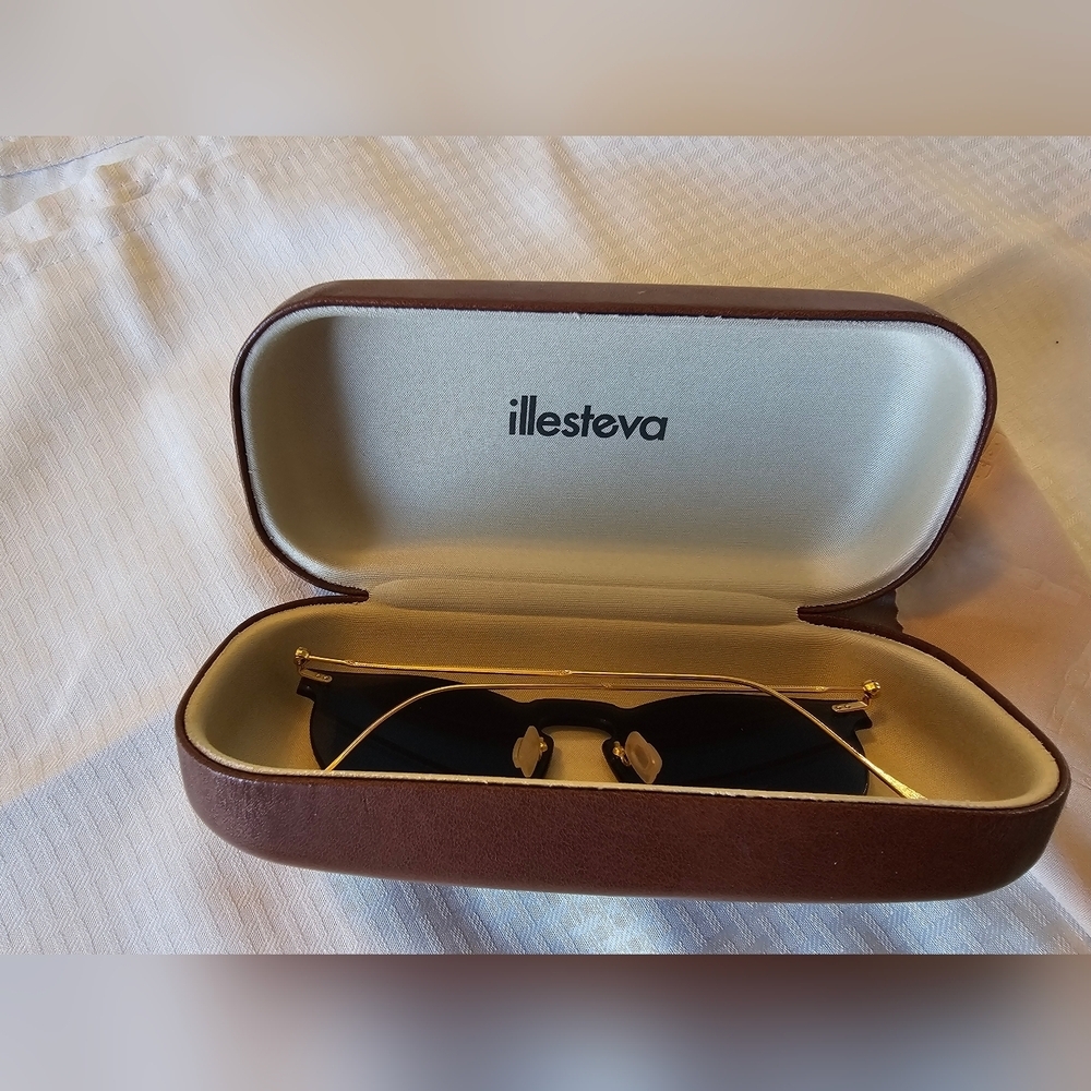 illesteva Wonen’s Black Aviator Sunglasses